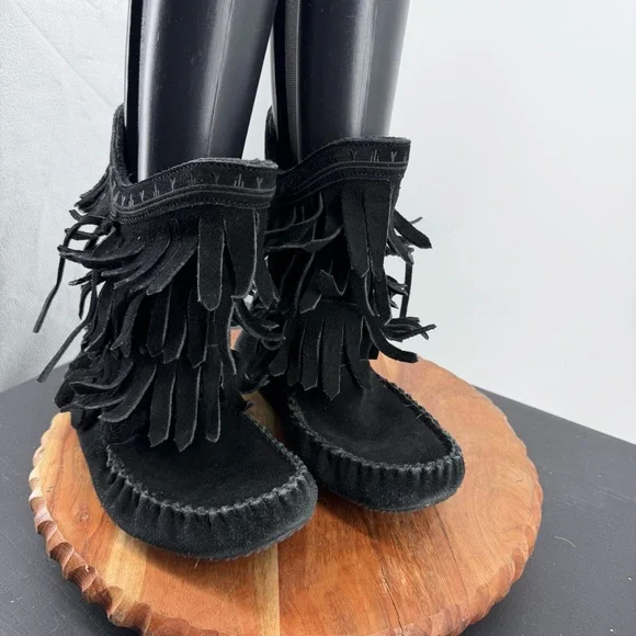 MANITOBAH Fringe Black Suede Women's Boots
moccasin dancer 9” sz 8 - Picture 2 of 7